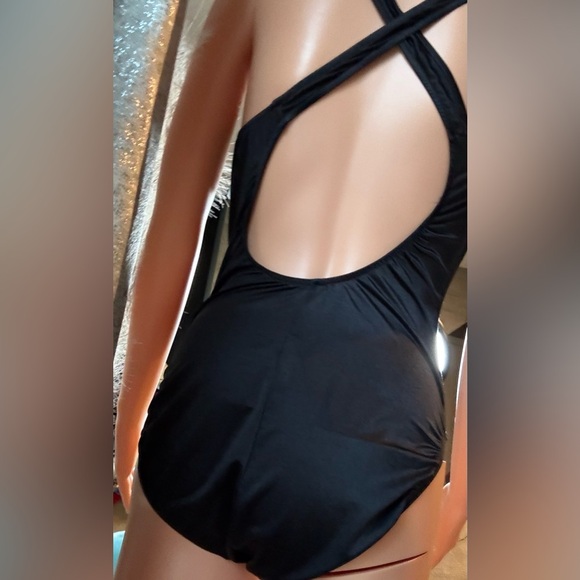 Gottex Black and White Bikini with Structured Elegance‎ - Picture 10 of 14